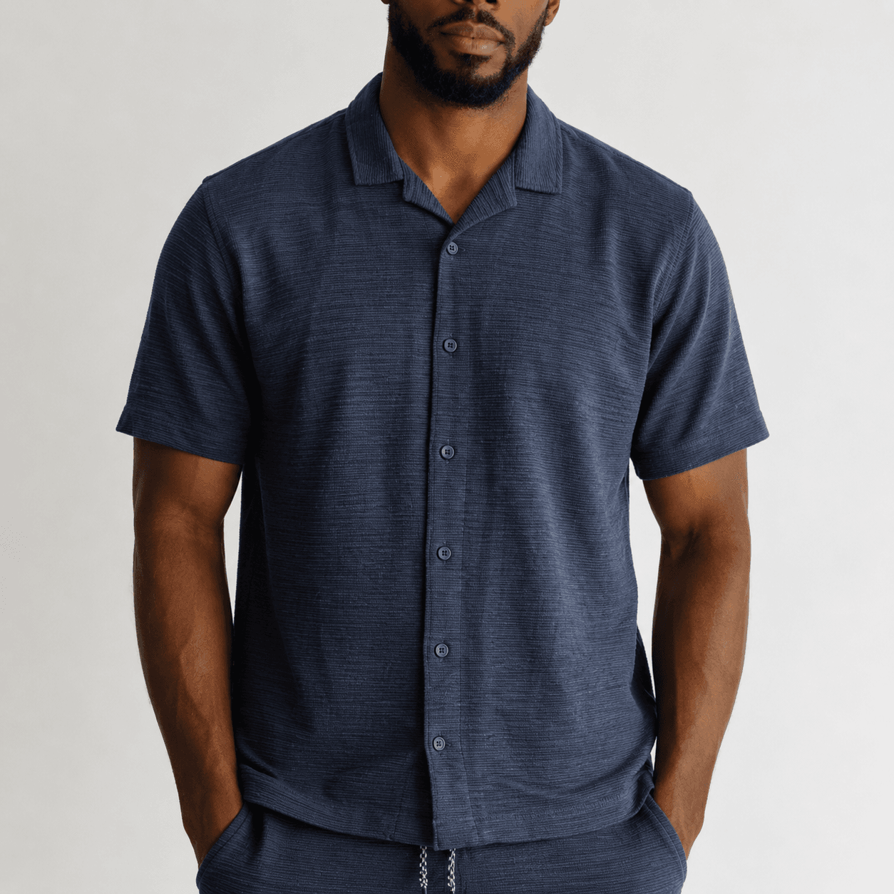 Homme en chemise bleu marine.