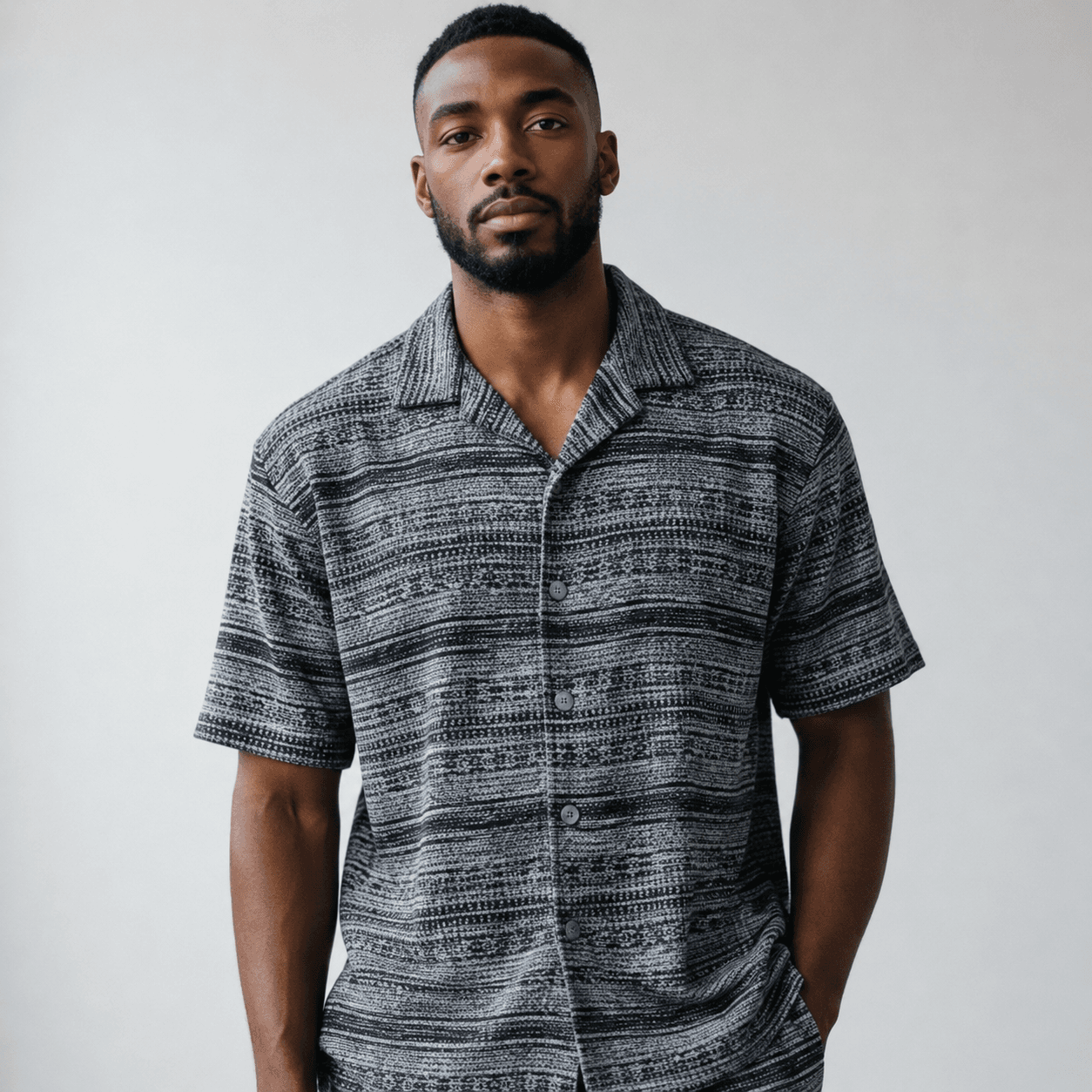 Homme portant une chemise à motifs.