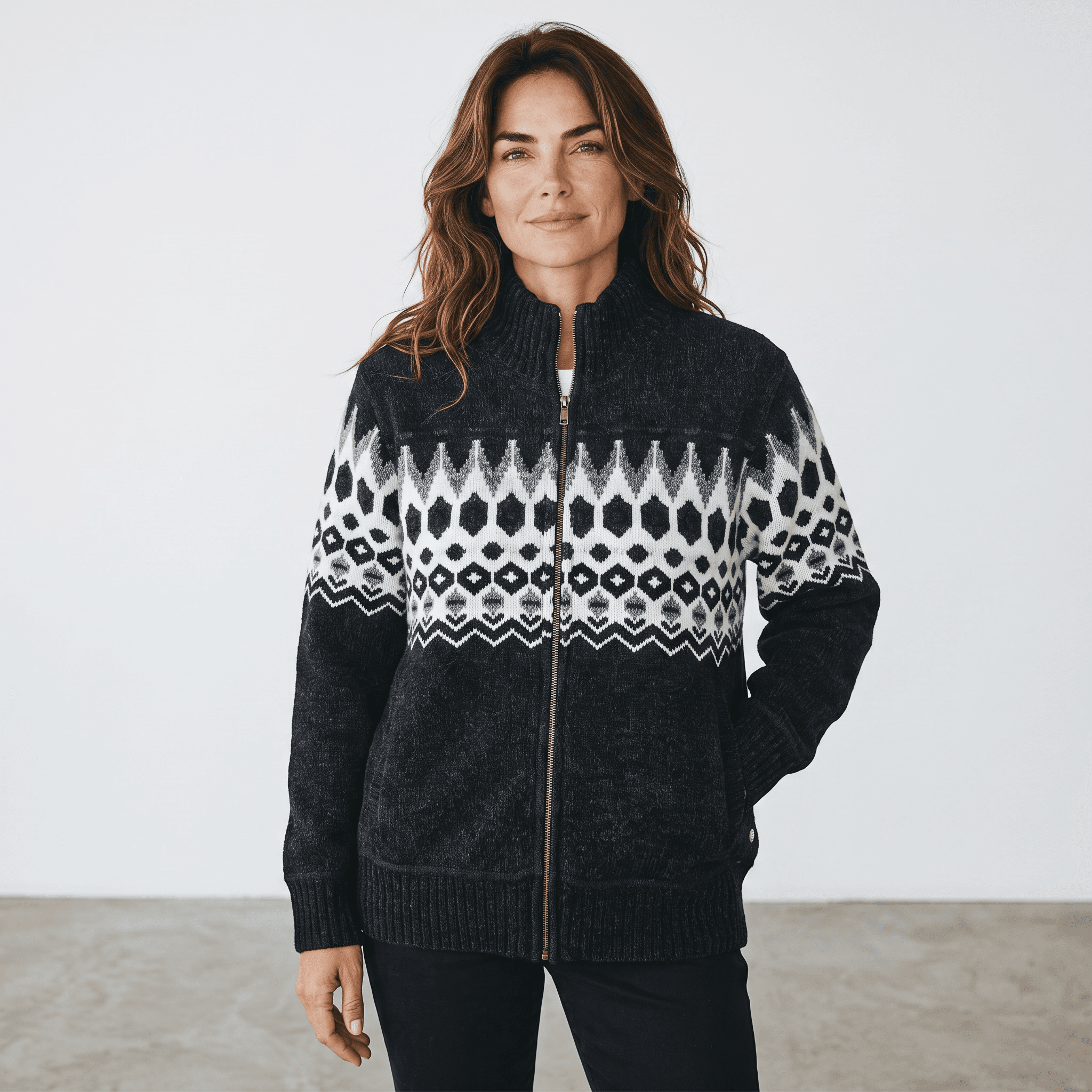 Femme portant un pull zippé élégant.