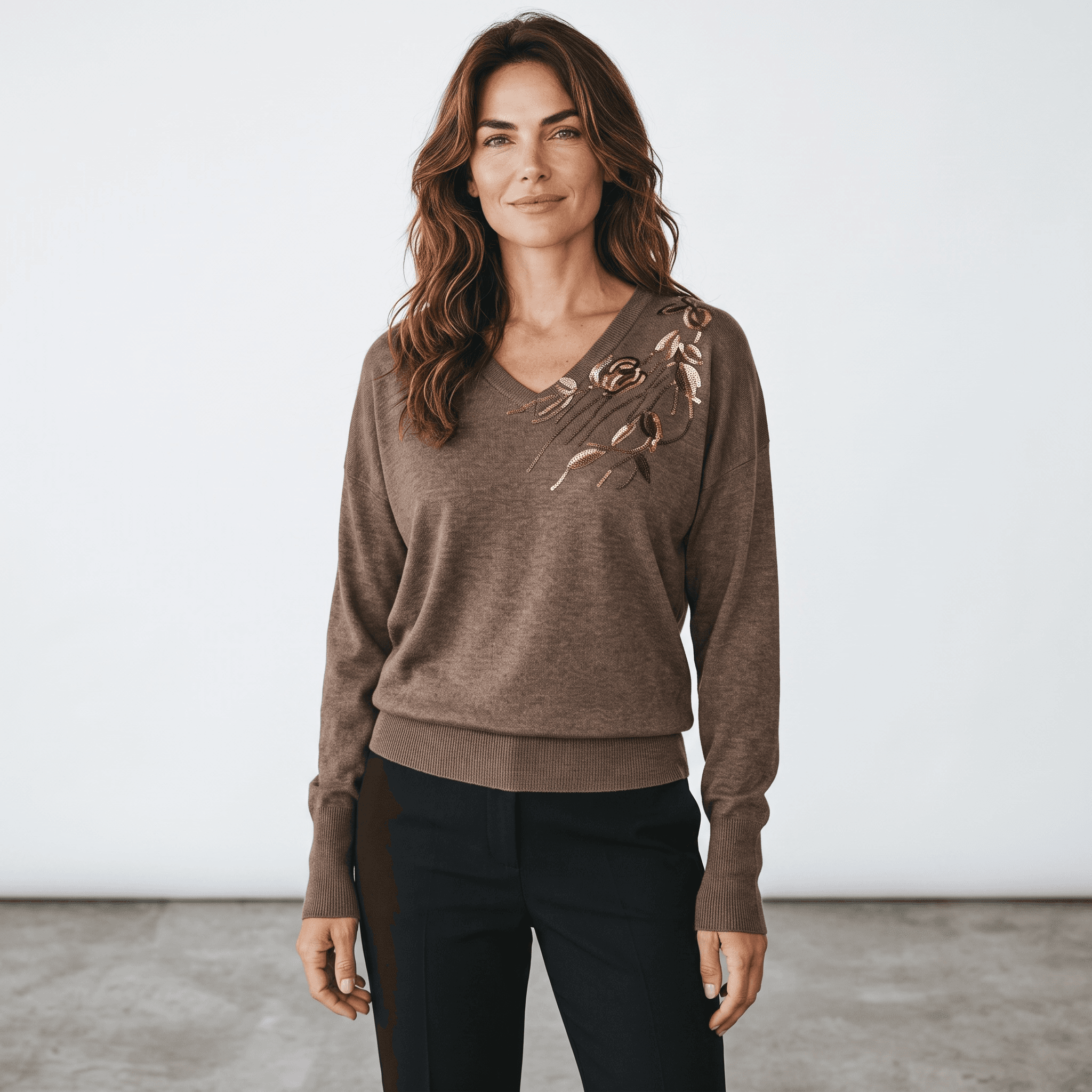 Femme portant un chandail marron élégant.
