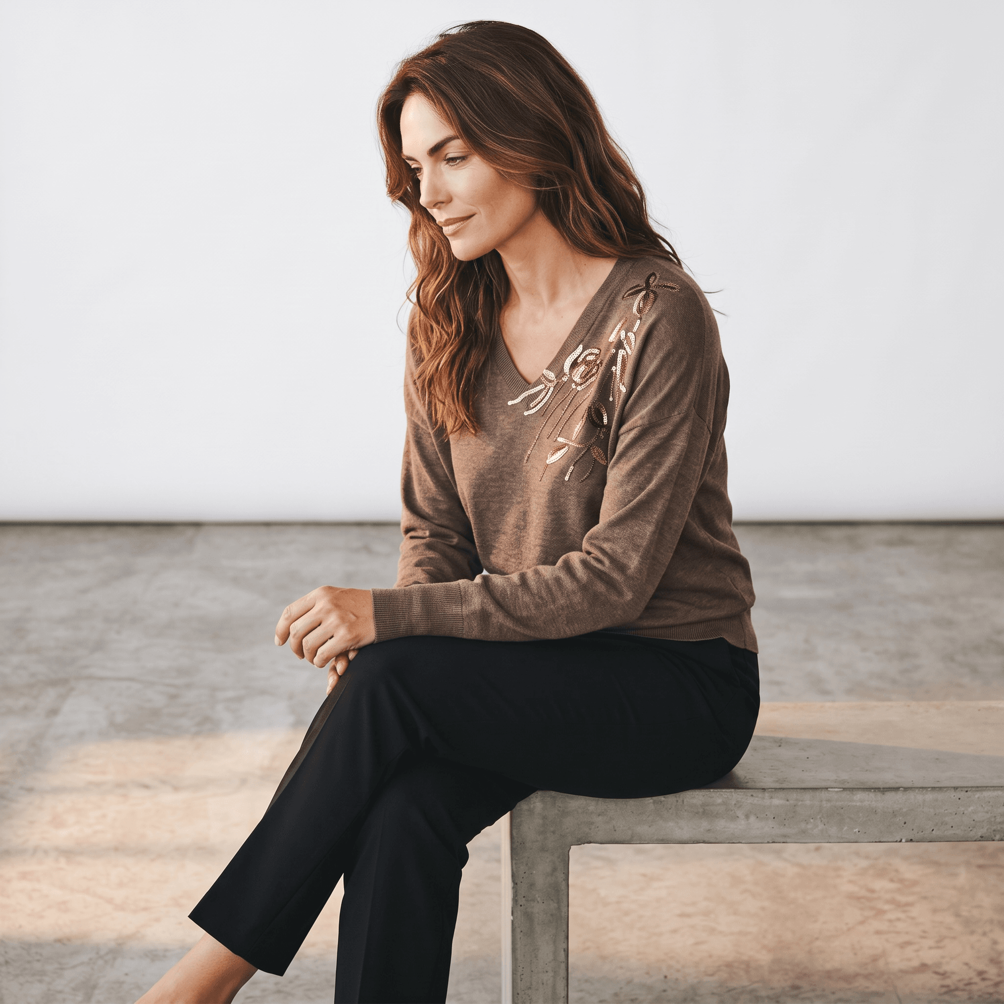 Chandail À Col V Avec Détail Brodé ≪Strong≫≪Span Style=&Quot;Color:#Ad6A27;&Quot;≫Bientôt Disponible En Magasin≪/Span≫≪/Strong≫ 2 Femme Assise En Chandail Brodé.