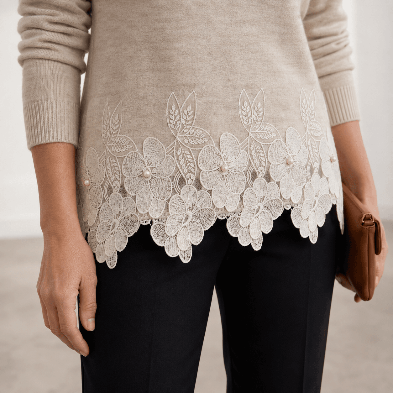 Chandail À Manches Longues Avec Détail Floral En Dentelle 2 Pull Beige Avec Broderie Florale Élégante.