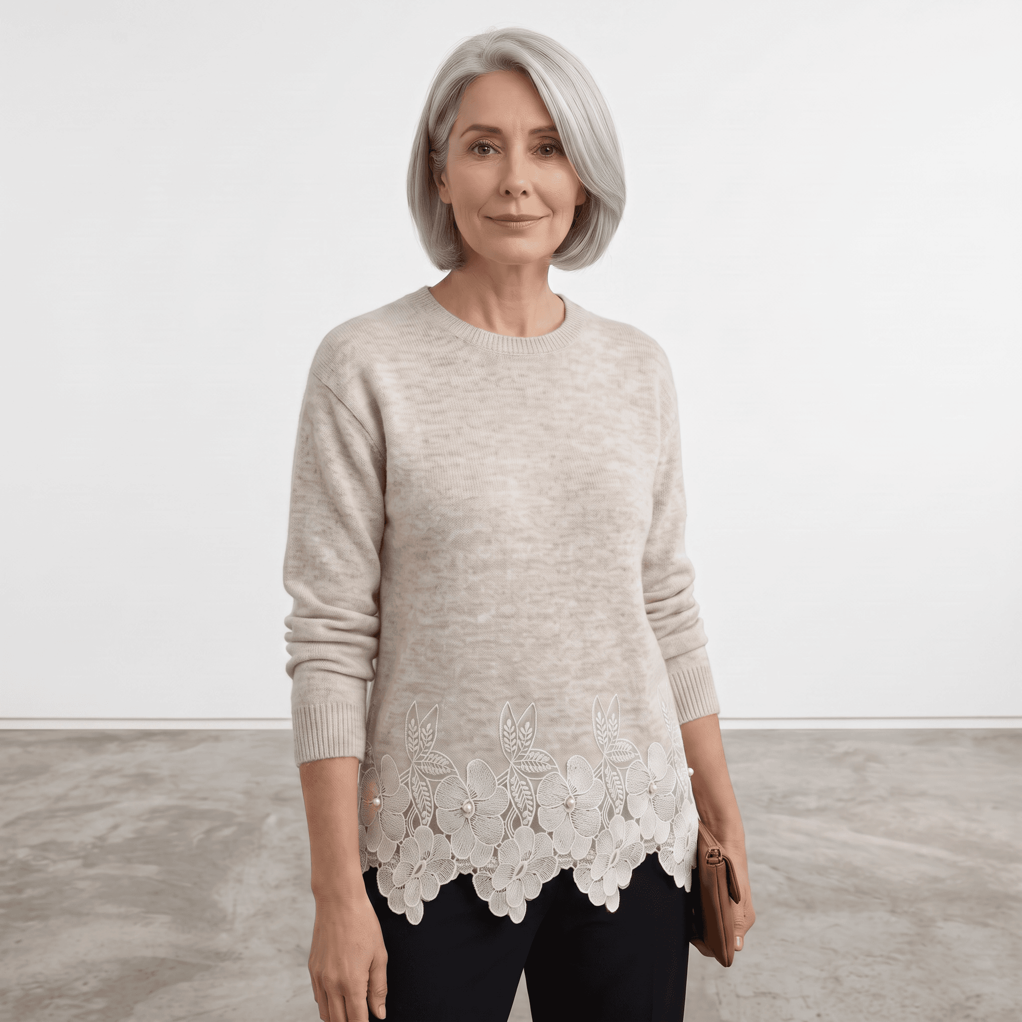Femme avec un pull brodé élégant.