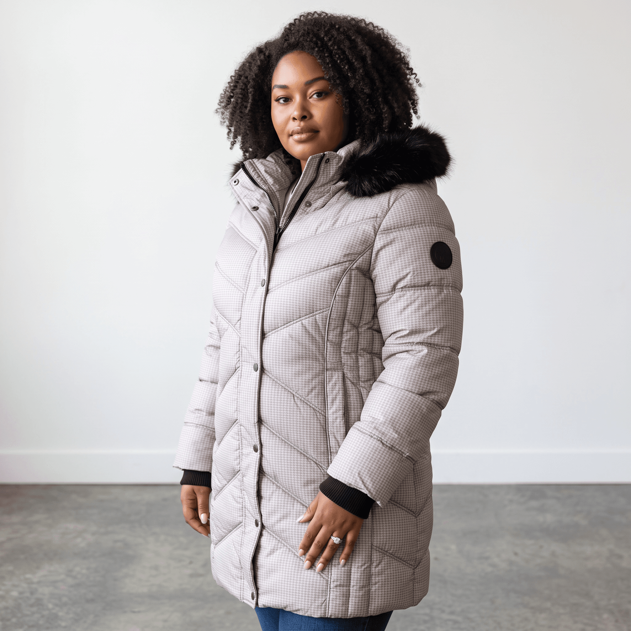 Manteau long avec capuchon bordé de fourrure <strong><span style="color:#ad6a27;">BIENTÔT DISPONIBLE EN MAGASIN</span></strong>